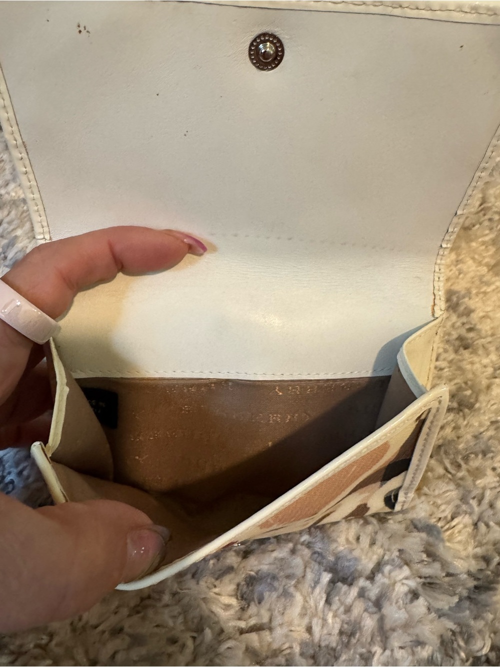 Burberry Women’s Heart Print Cream Wallet - Picture 6 of 6